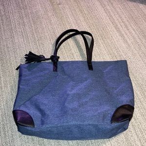 Blue travel bag with zipper in great condition!